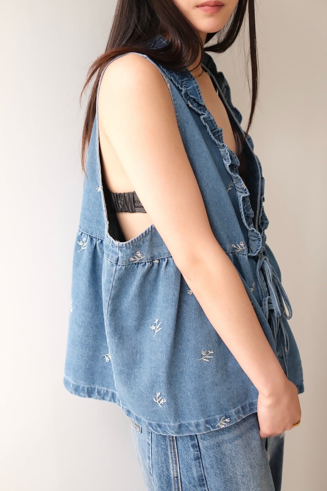Ruffled Embroidery Denim Vest フリルエンブロイダリーデニムベスト