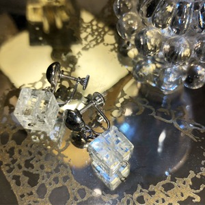VINTAGE crystal of snow motif earrings