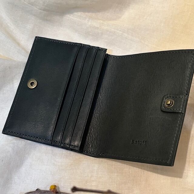 B.stuff　「エイミーⅡ」ミニマム三つ折りお財布(シダーウッド)