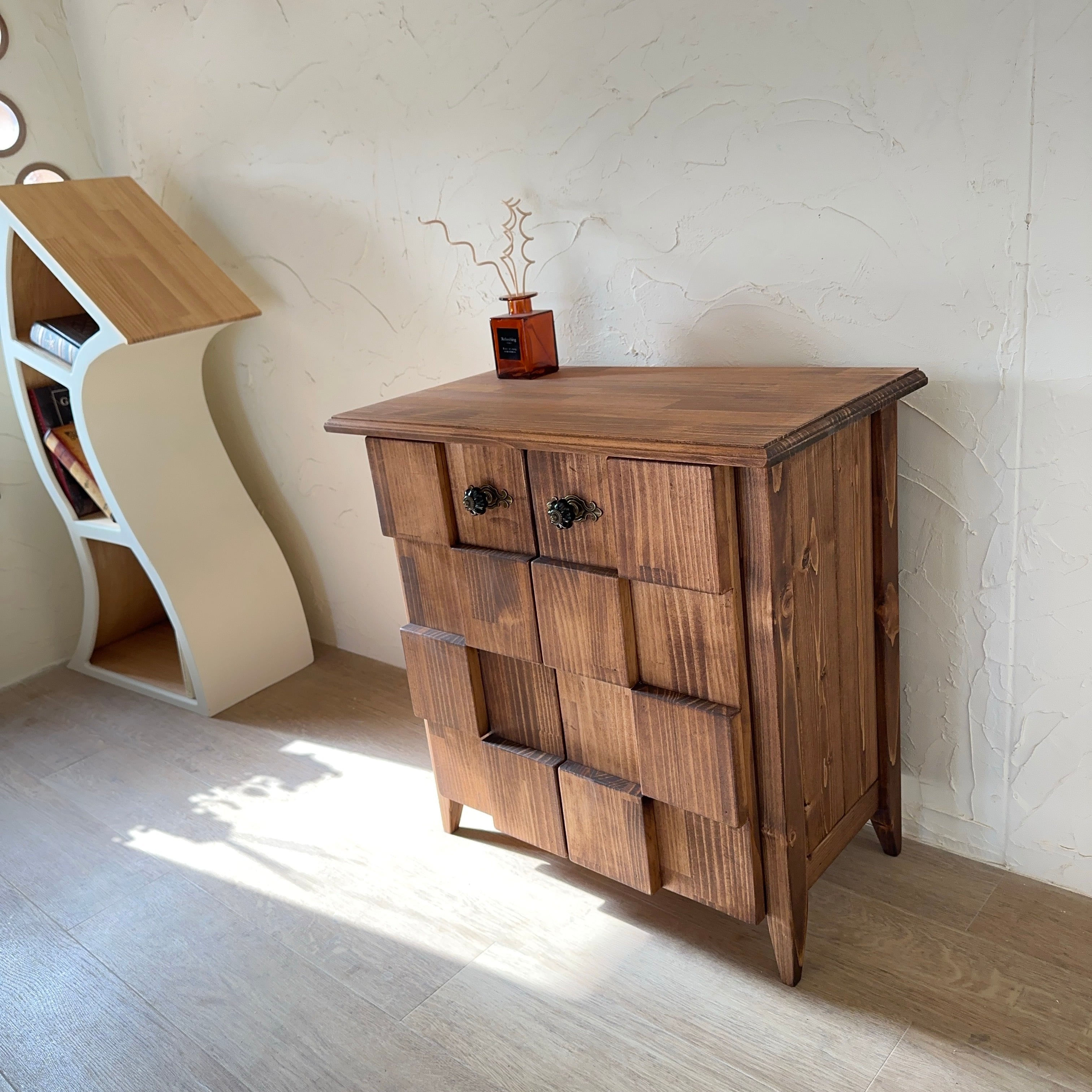 テレビボード　本棚　✨　木製ハンドメイド　ガラス棚　木製棚　チェスト デザイン扉の チェスト D おしゃれ 扉 1人暮らし テレビボード