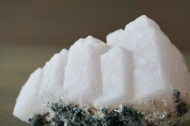 ブルガリア産蛍光カルサイト Fluorescence Calcite / Quartz