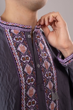 ウクライナ刺繍ヴィシヴァンカ（国章）クロスステッチ手刺繍　XLサイズ　メンズ