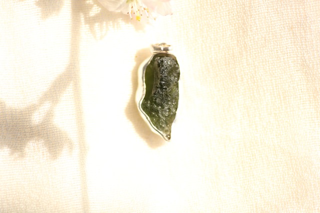 隕石モルダバイト　ラフペンダント　小さい石ですが透明度が高いです　一点もの