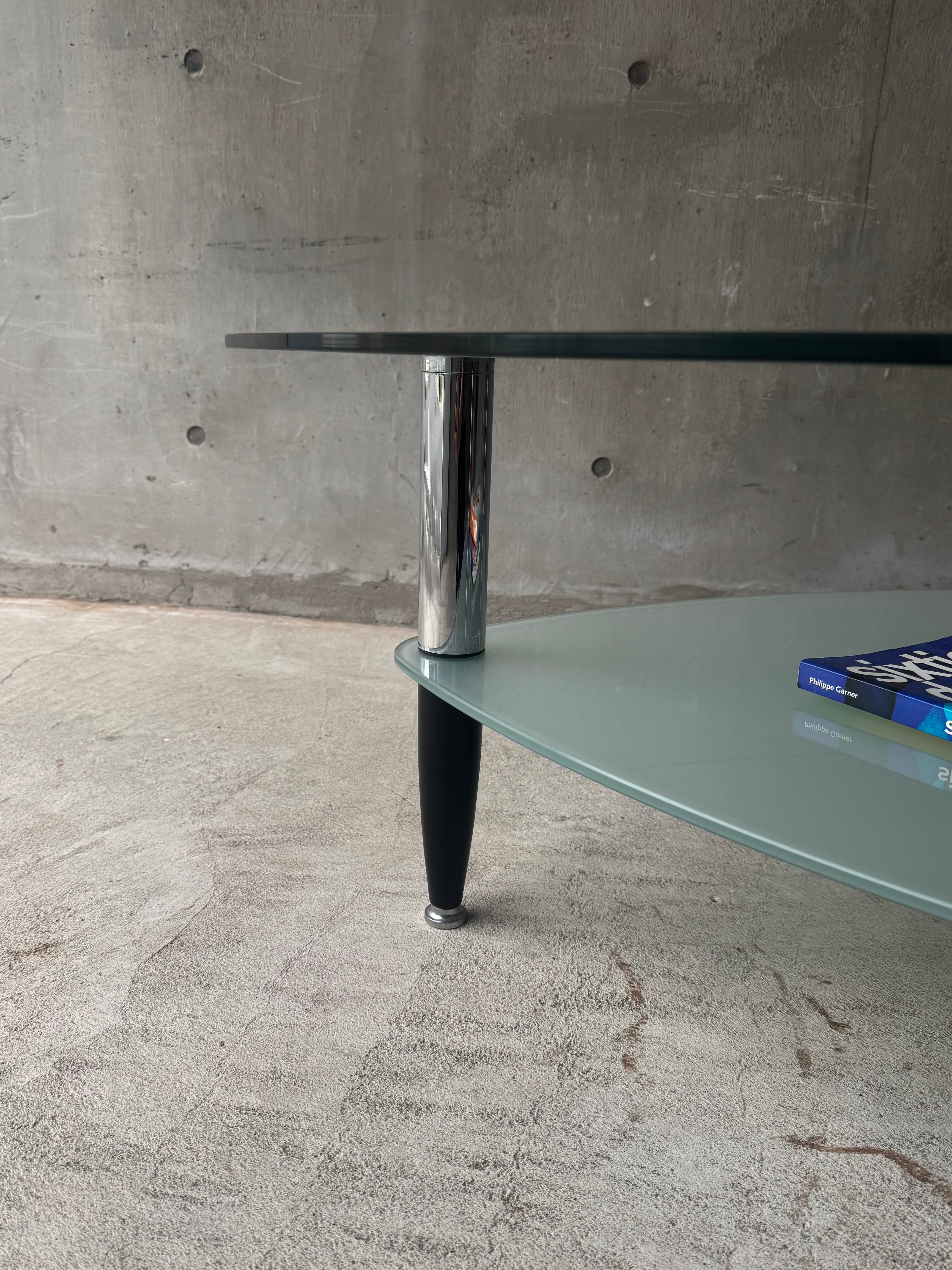 Round Triangle Table ラウンドガラステーブル Round Triangle Table | No Rest