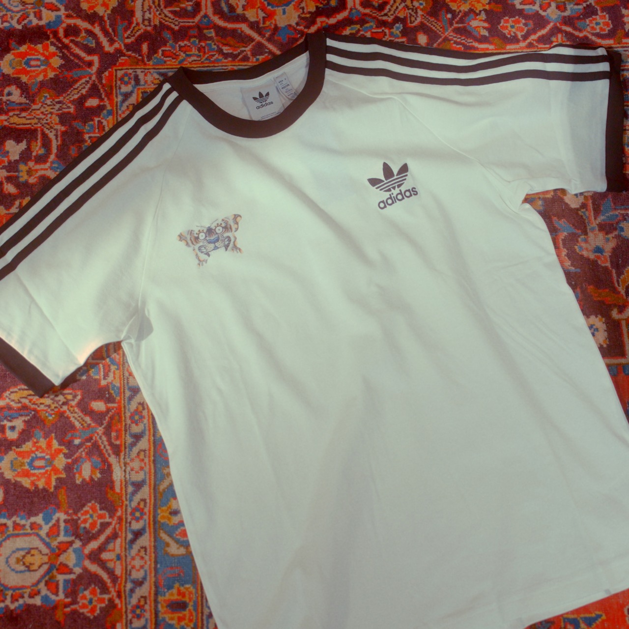 蛾虎刺繍パーカー