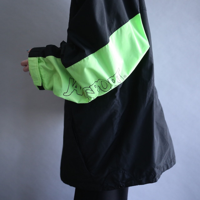 "JANSPORT" black × green sleeve logo printed over silhouette anorak parka
