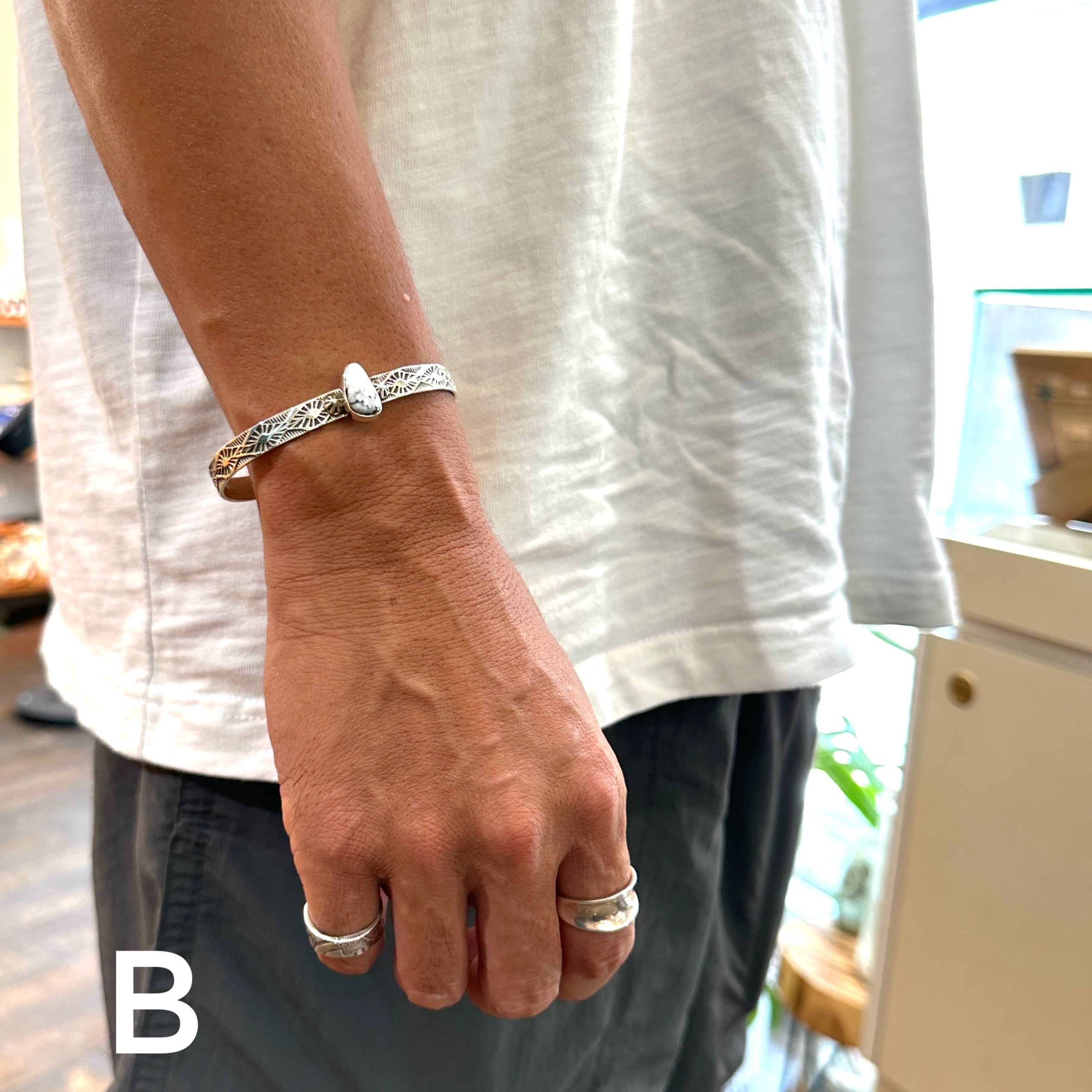 Indian Jewelry 》ホワイトバッファロー スタンプワーク バングル