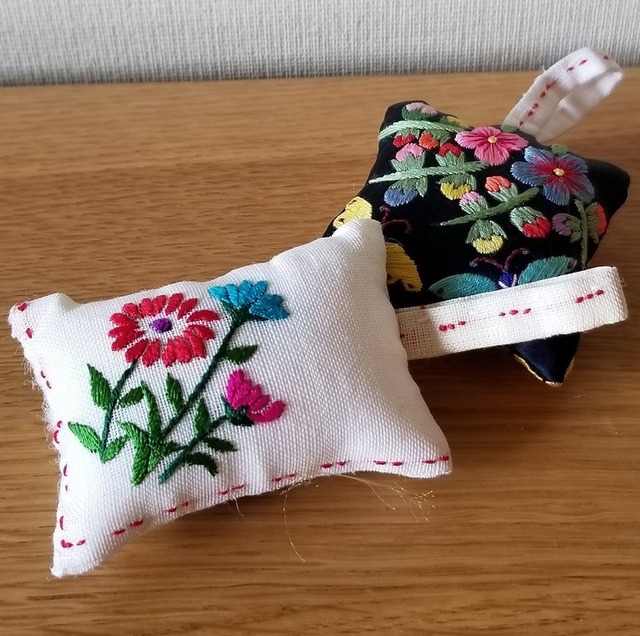 手縫いの花刺繍ピンクッション