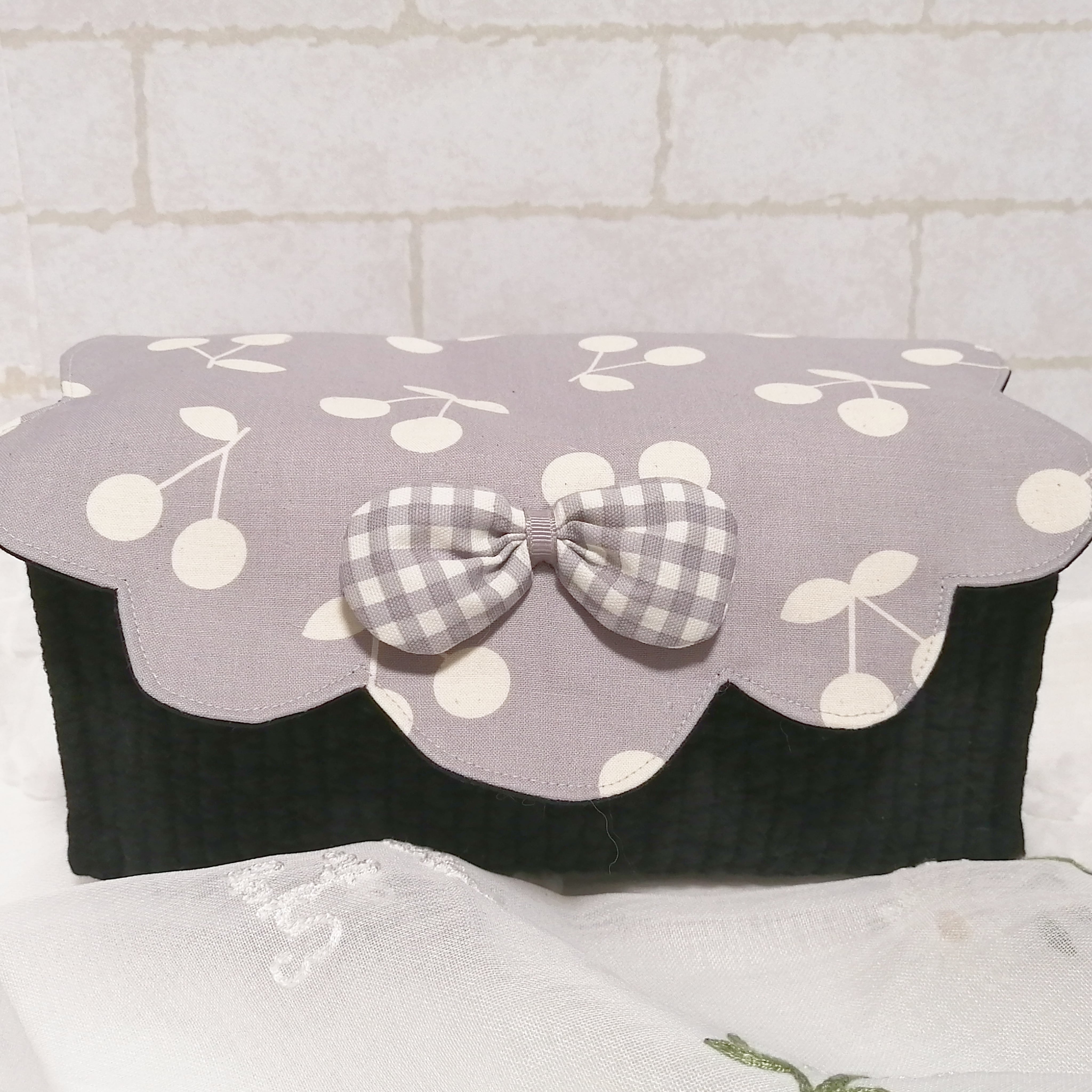 スカラップリボンの布バスケット ヌビ 白いさくらんぼ グレーのギンガムチェックのふわふわリボン