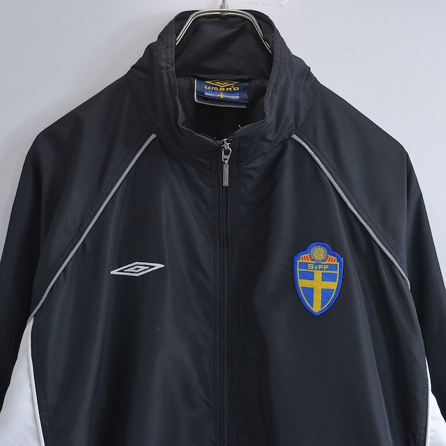 00s UMBRO アンブロ サッカー スウェーデン代表 ナイロンジャケット ヴィンテージ トラックジャケット ビンテージ ヨーロッパ 古着 メンズL相当