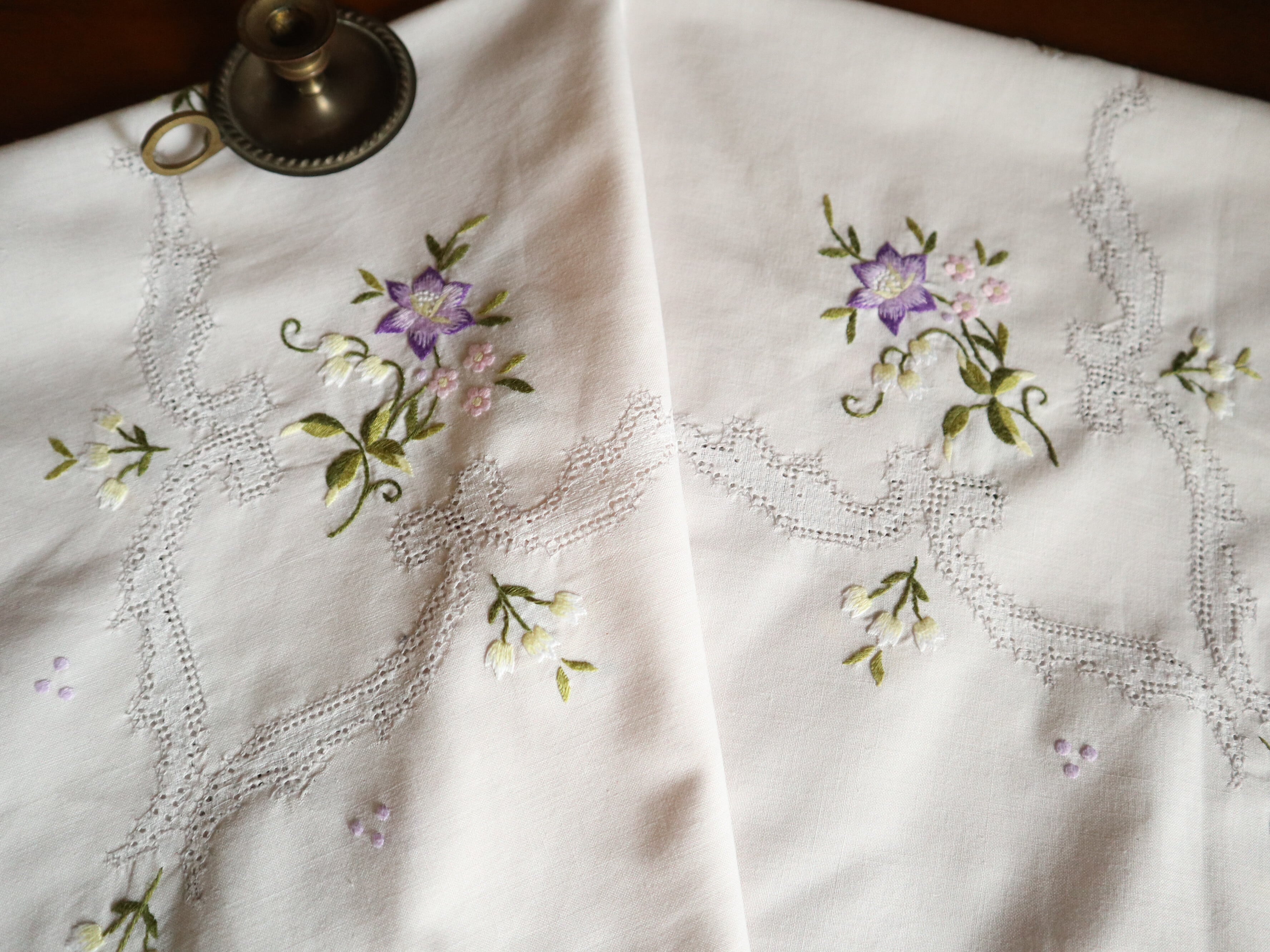 名もなき花の美しさ】紫やピンク・白のお花の手刺繍 テーブル