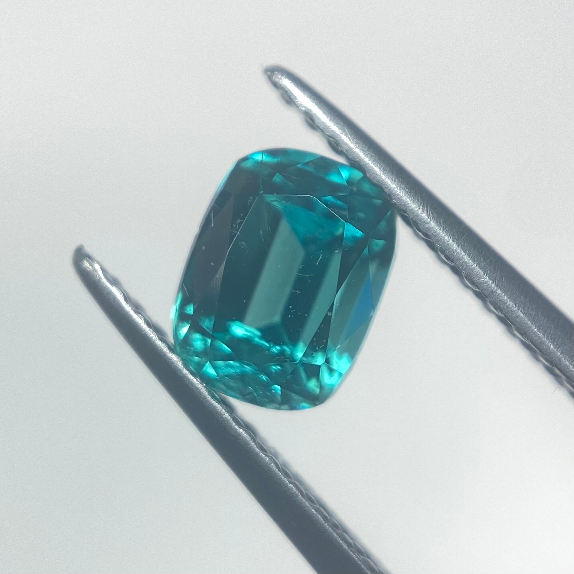 ネオンラグーンカラーのレアカラートルマリン