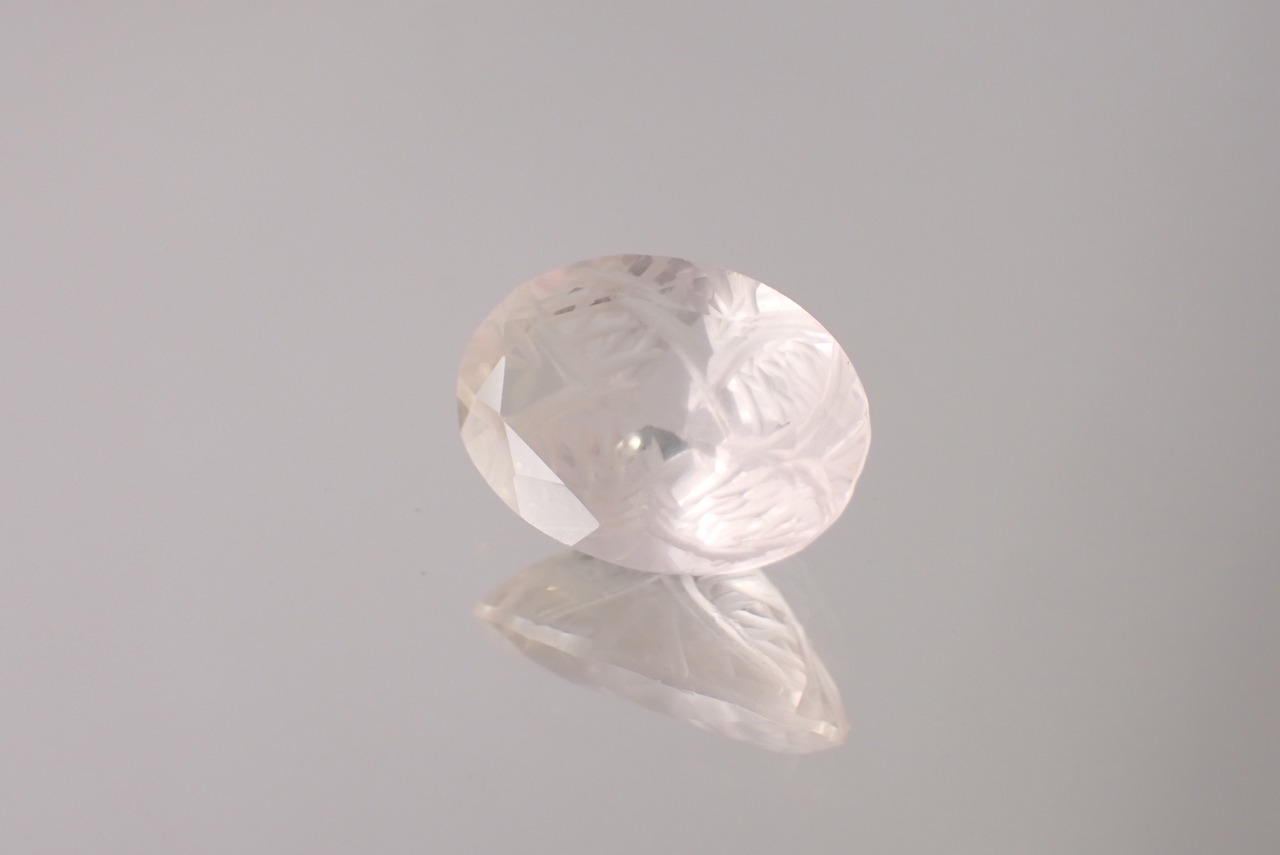 ローズクォーツ(裏彫り彫刻カット)　5.0ct　[C7‐674]