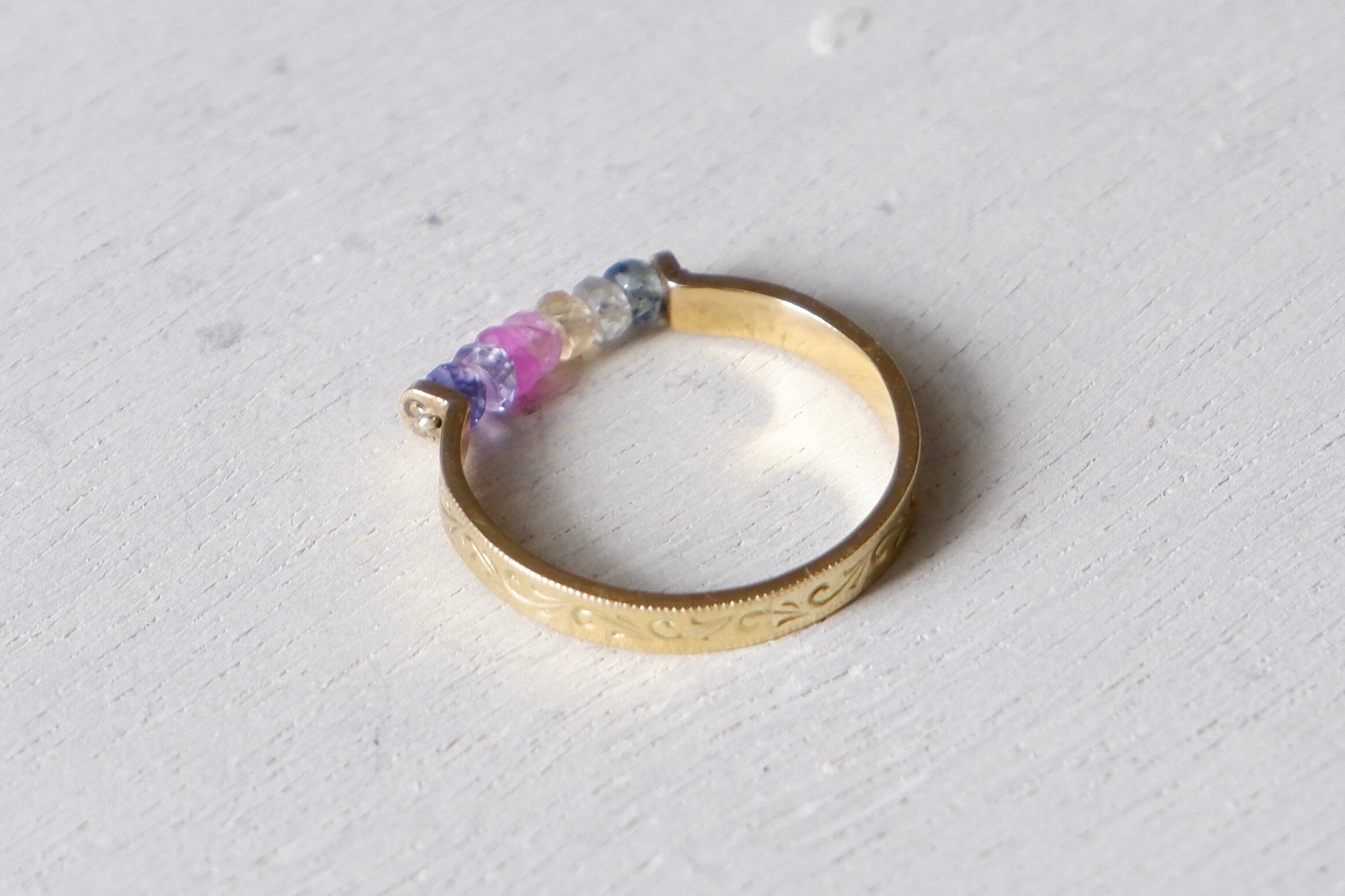 rainbow Line ring #11 K18YG / 虹色リング ＜マルチカラー・サファイア＞ | 秋山貴金属装身具店 powered by  BASE