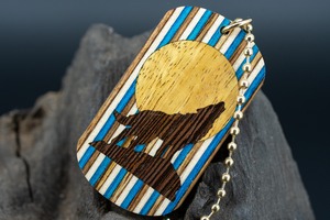 【 北国が育む麗しの木肌 】バーチ 寄木 ドッグタグ 象嵌 月と狼