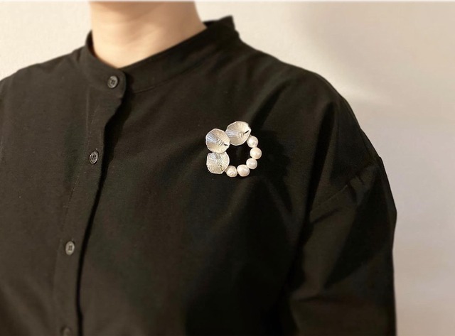 正規品　ポケファス刺繍ブローチ　ウサチャン　グレー