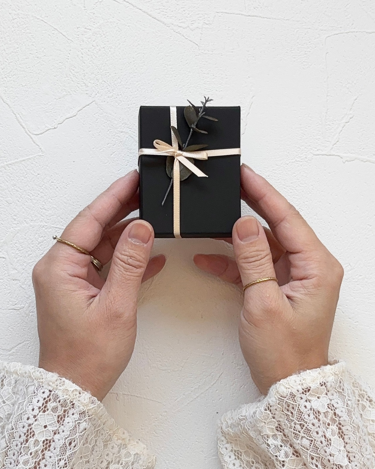 Argentée（アルジャンテ）  ー カジュアルに使える アンティークシルバーのボタンと淡水パールのブローチ