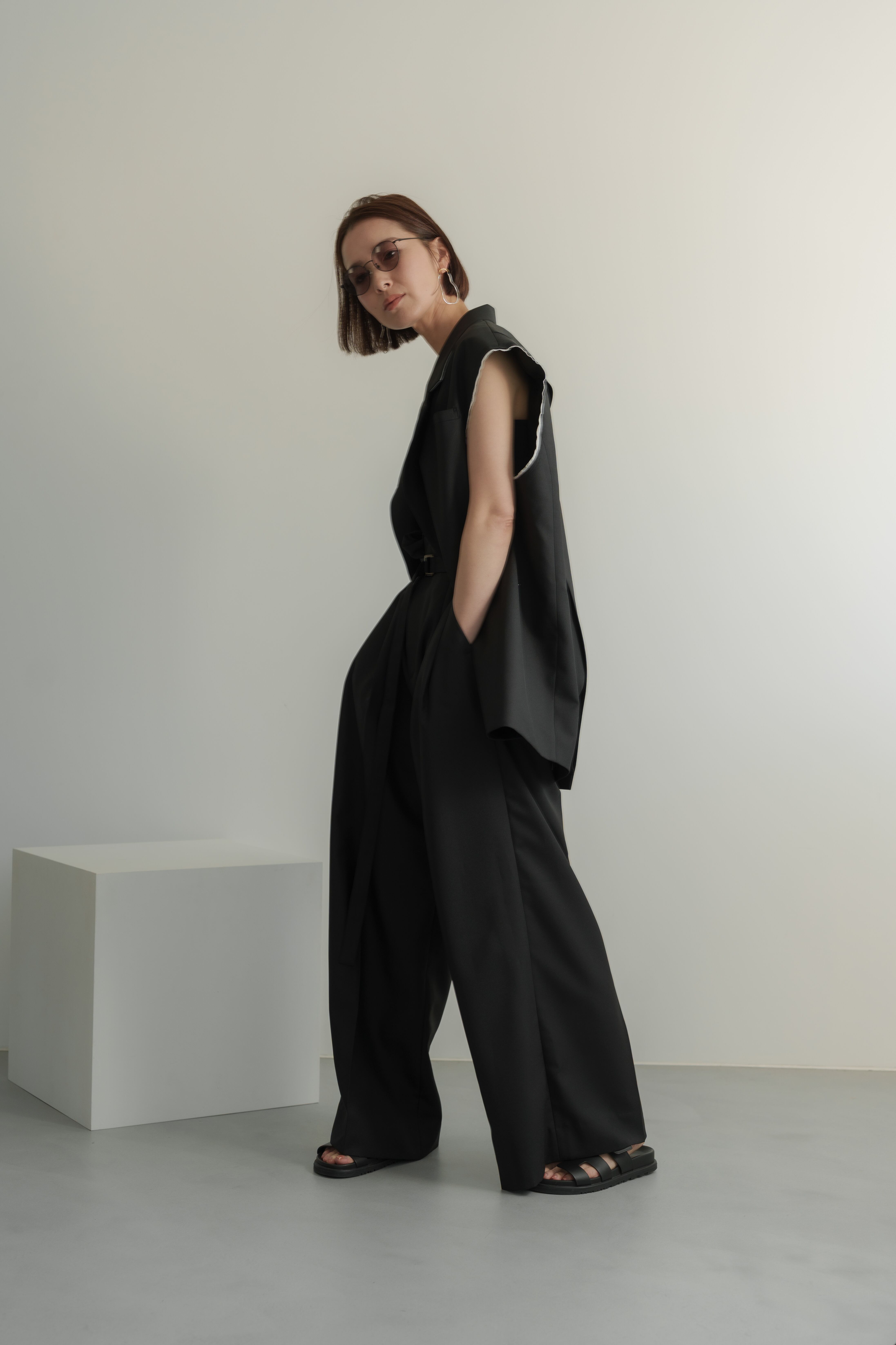 【新品未使用】roughlow sizelessパンツ sizeless pants(black) 6月中旬から6月下旬頃発送 | roughlow
