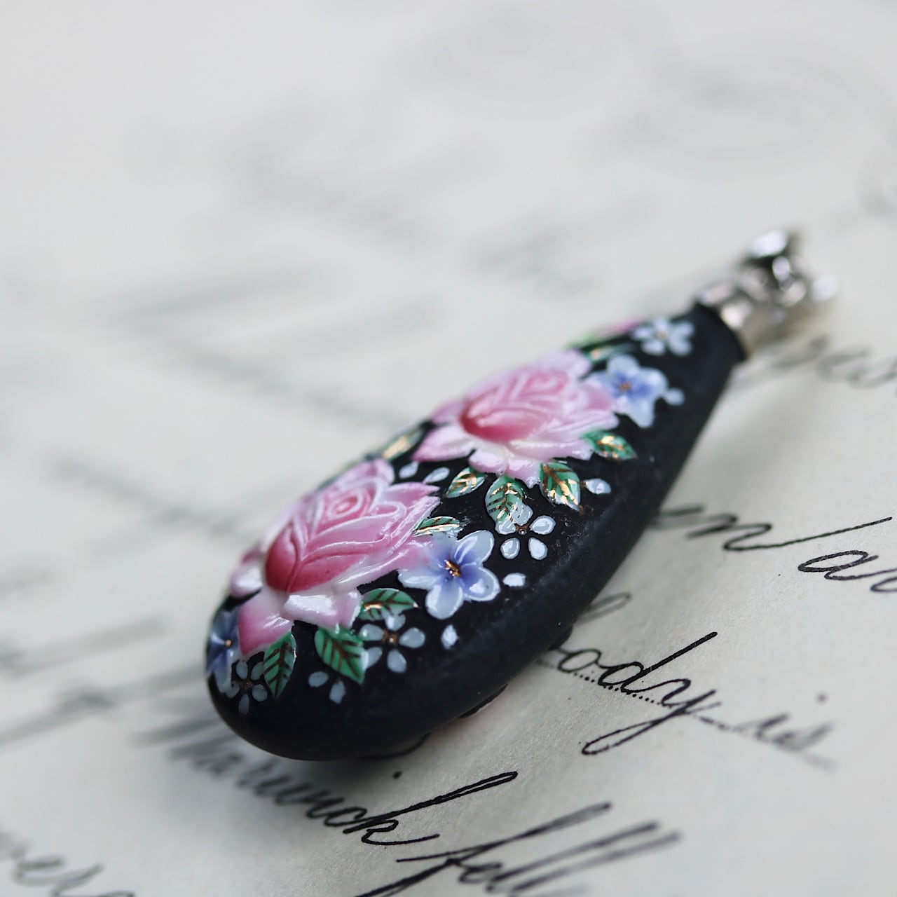 トシカネジュエリー（俊兼） ピンク薔薇モチーフのドロップ型