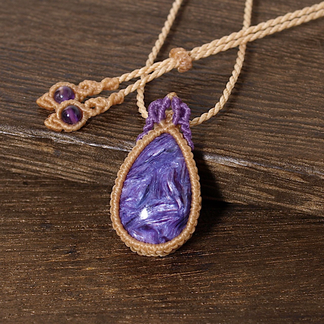 チャロアイトのマクラメネックレス 一点物】チャロアイトのドロップルースを包んだマクラメネックレスNo