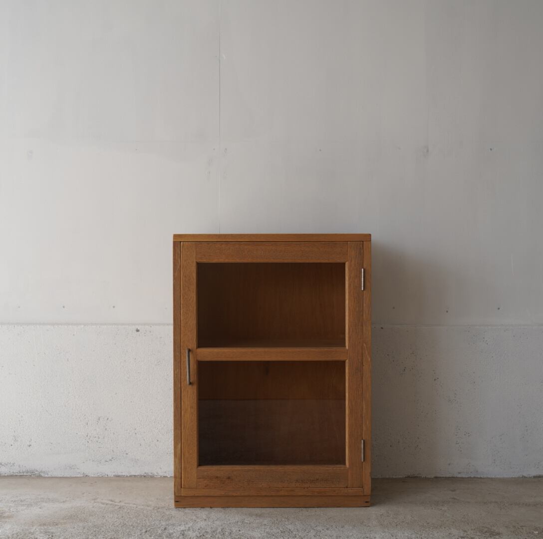 古いガラス戸棚