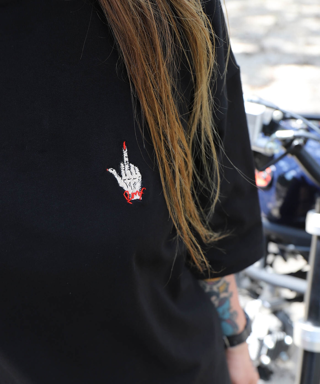 RAISE MIDDLE FINGER - 刺繍Tee(ビッグシルエット) (XXLサイズ)