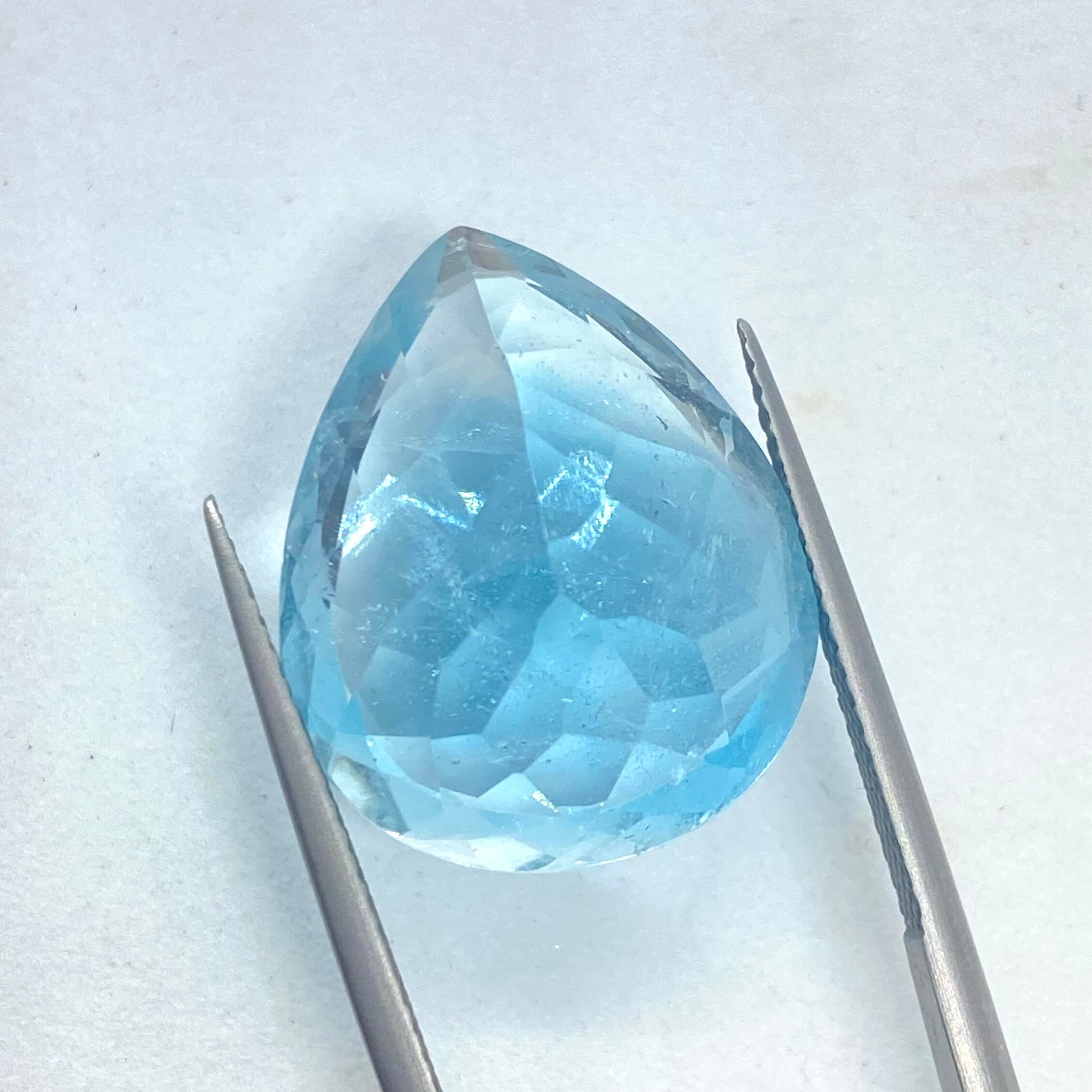 空を閉じ込めた大粒バイカラートパーズ