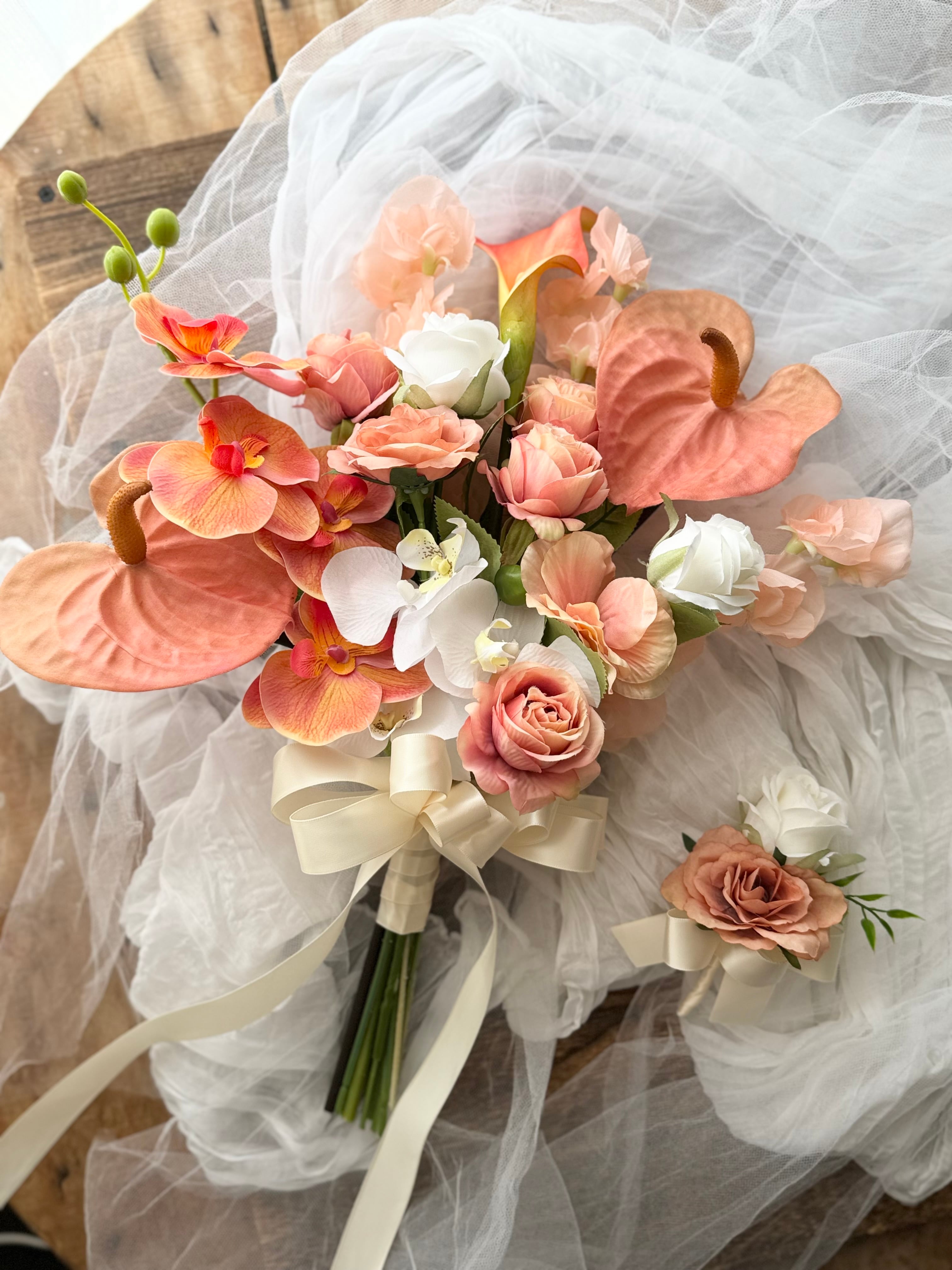 カラー、胡蝶蘭のクラッチブーケ・ブートニア ウェディング 前撮り 紫