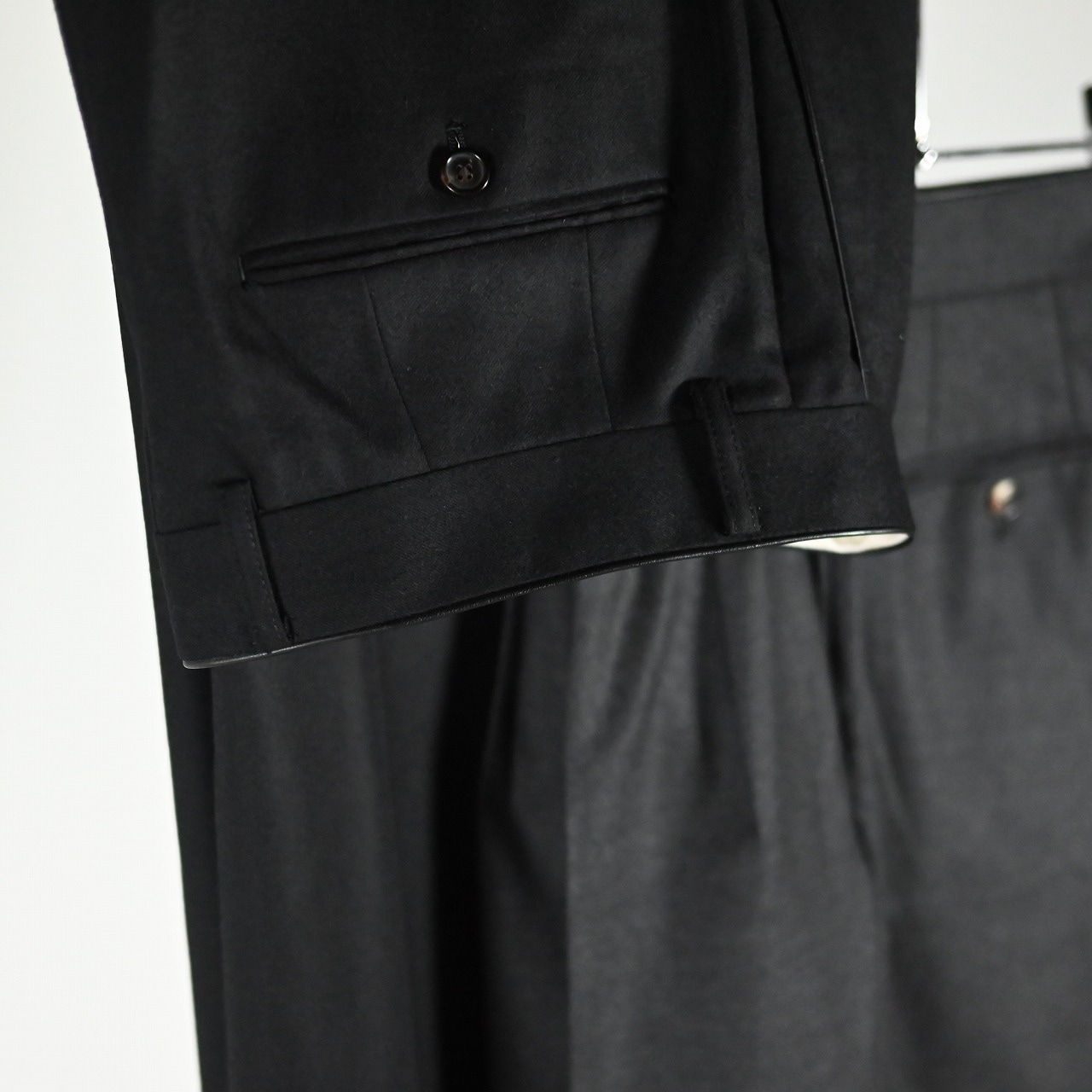 INTERIM / SUPER 120'S LIGHT WOOL FRANO WITH LEATHER PIPING 2-TUCK STRAIGHT SLACKS