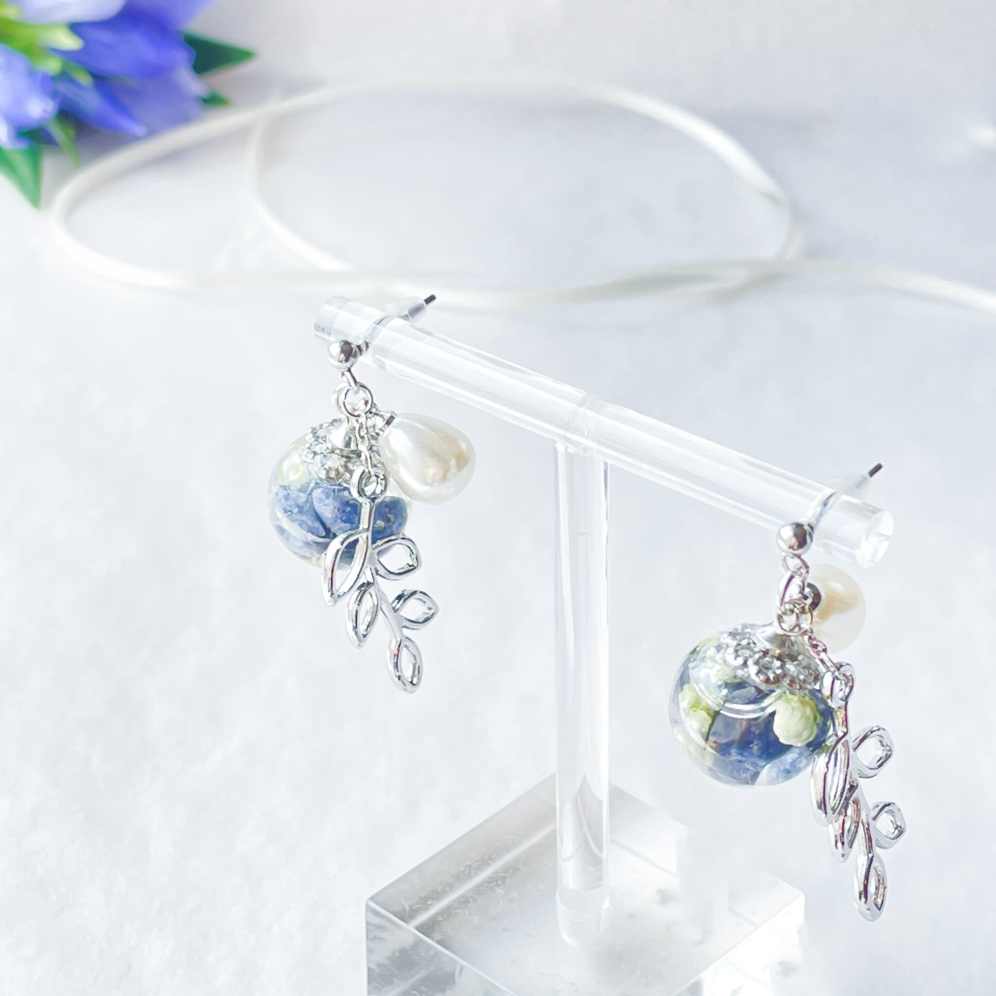 天然石サファイアと白いお花のガラスドームしずくパールとリーフピアス