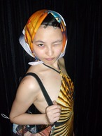 "scarf"「愛は疑い」