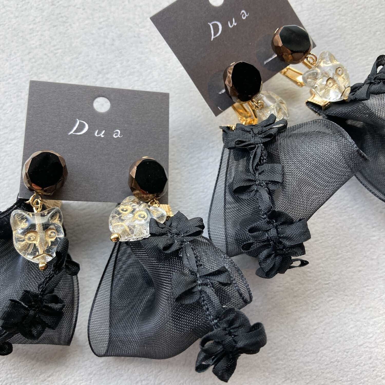 ☆リボンとゴージャスクリア猫ちゃんピアス☆ ブラックリボンとクリア猫の〈ピアス/イヤリング〉 | Dua-アクセサリー