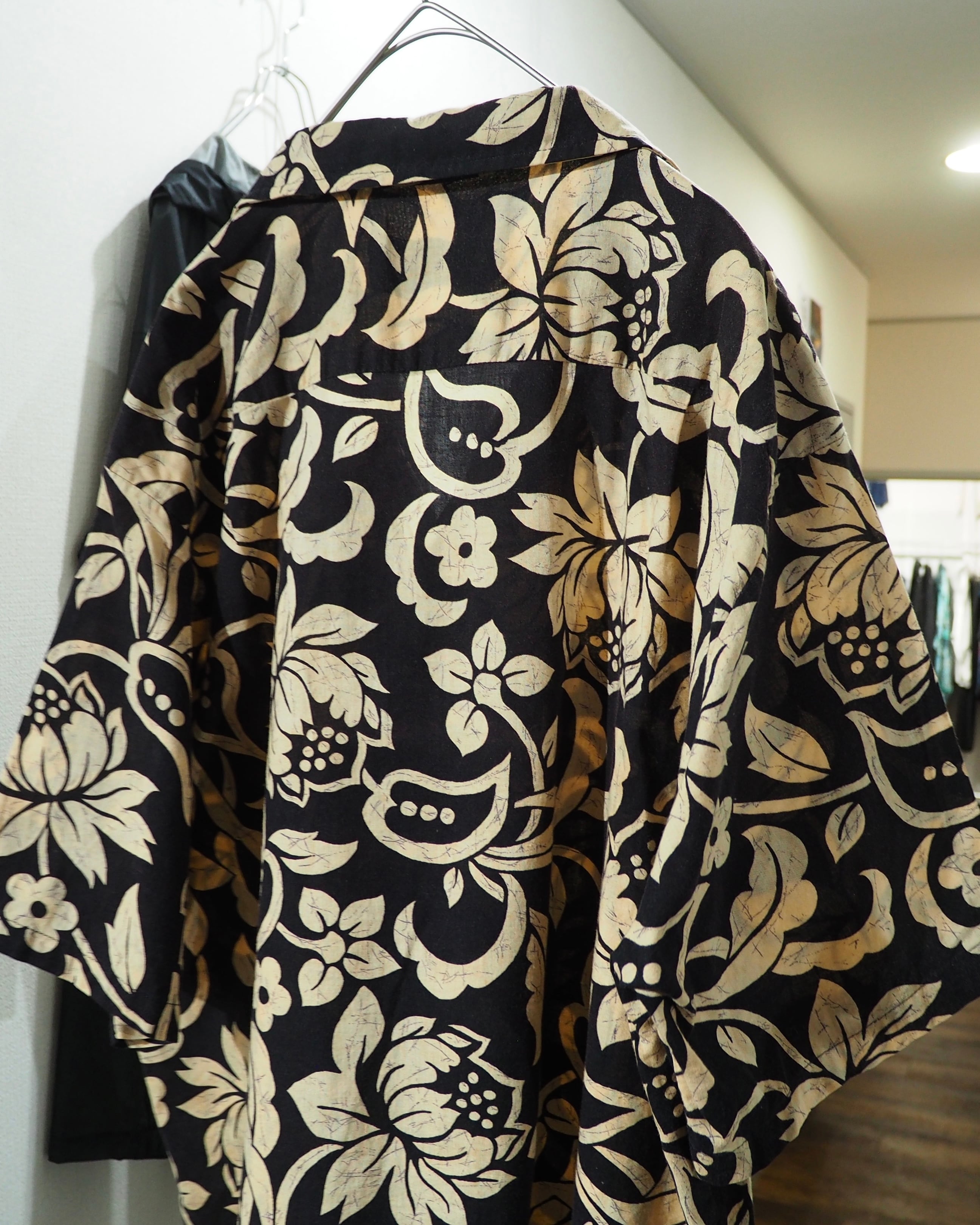 1980 - 90s Beautiful Botanical Flower All Over Pattern Vintage Open Collar SS Shirt