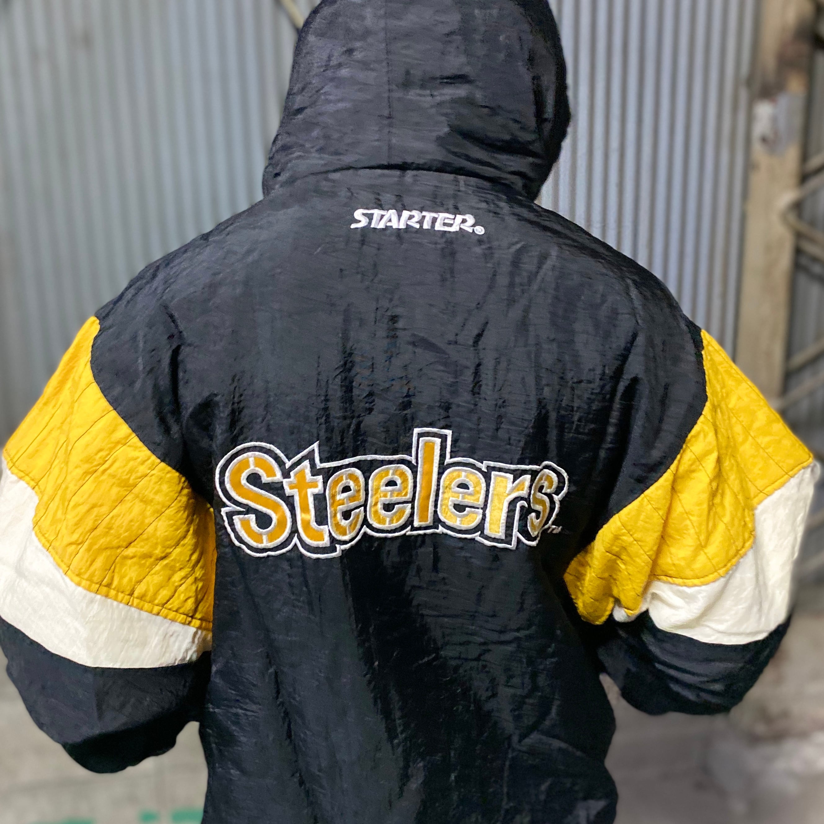 90年代 ビンテージ STARTER スターター 中綿 ナイロンプルオーバージャケット ピッツバーグ・スティーラーズ メンズM 古着  Pittsburgh Steelers 90s ヴィンテージ ロゴ 刺繍 ワッペン 裾ジップ ブラック×イエロー 黒 黄色  NFL【ナイロンジャケット】 | cave