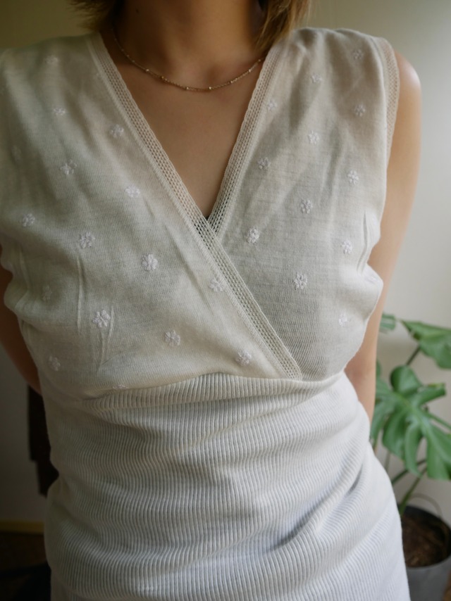 70s-80s Europe  White Flower  Top