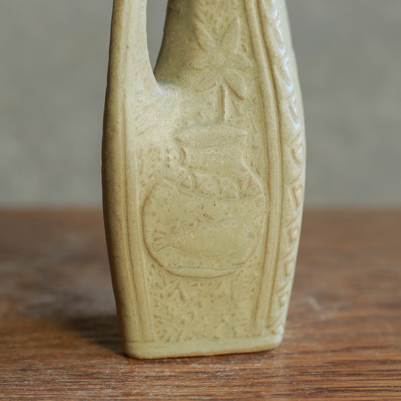 プリミティブな模様が素敵な、陶器のフラワーベース