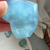 透け感とブルーが美しい*アクアマリン*ファセットハート型09*天然石インテリア*置き物