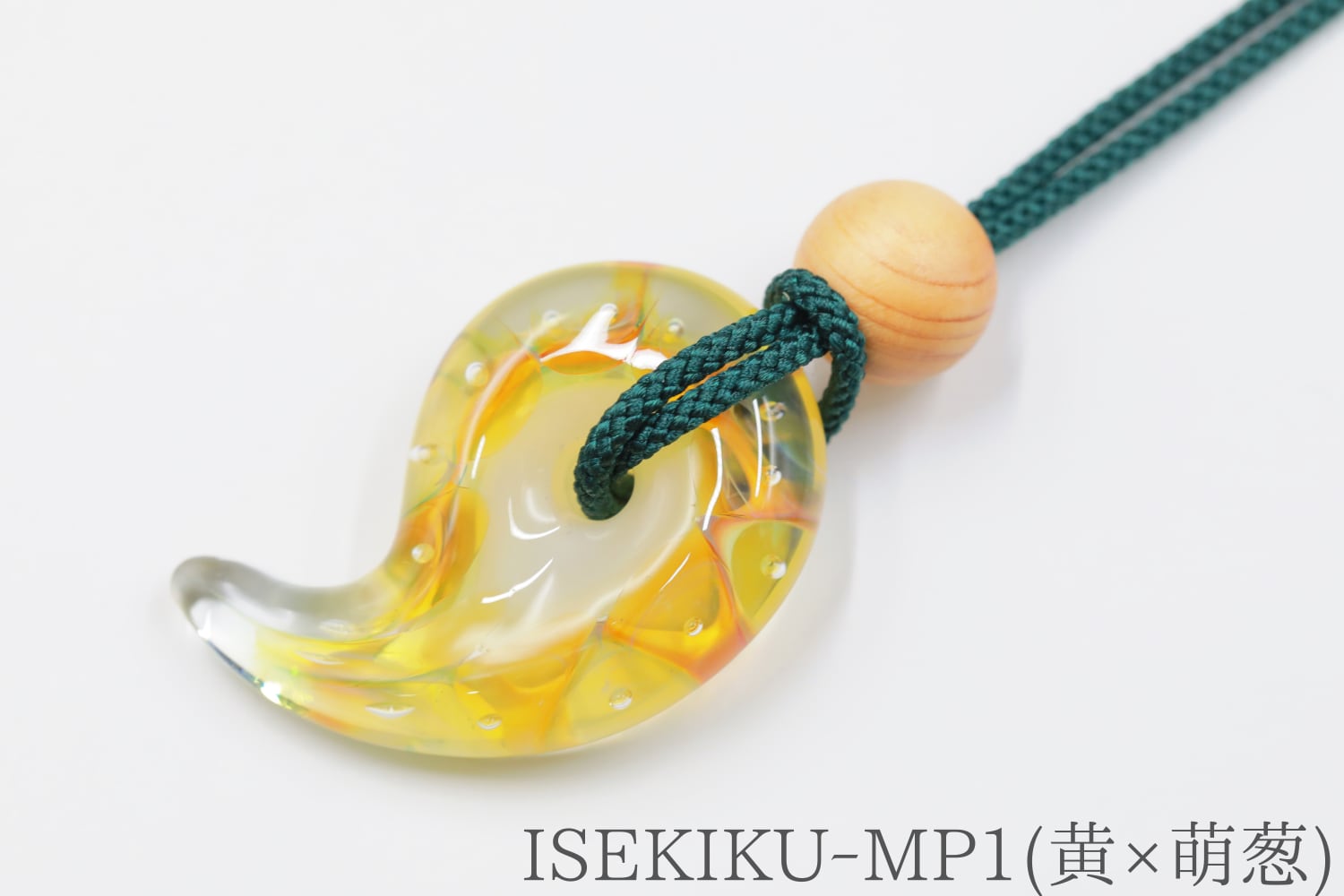 伊勢勾玉と伊勢檜のペンダント | 伊勢 菊一【 オンラインショップ 】