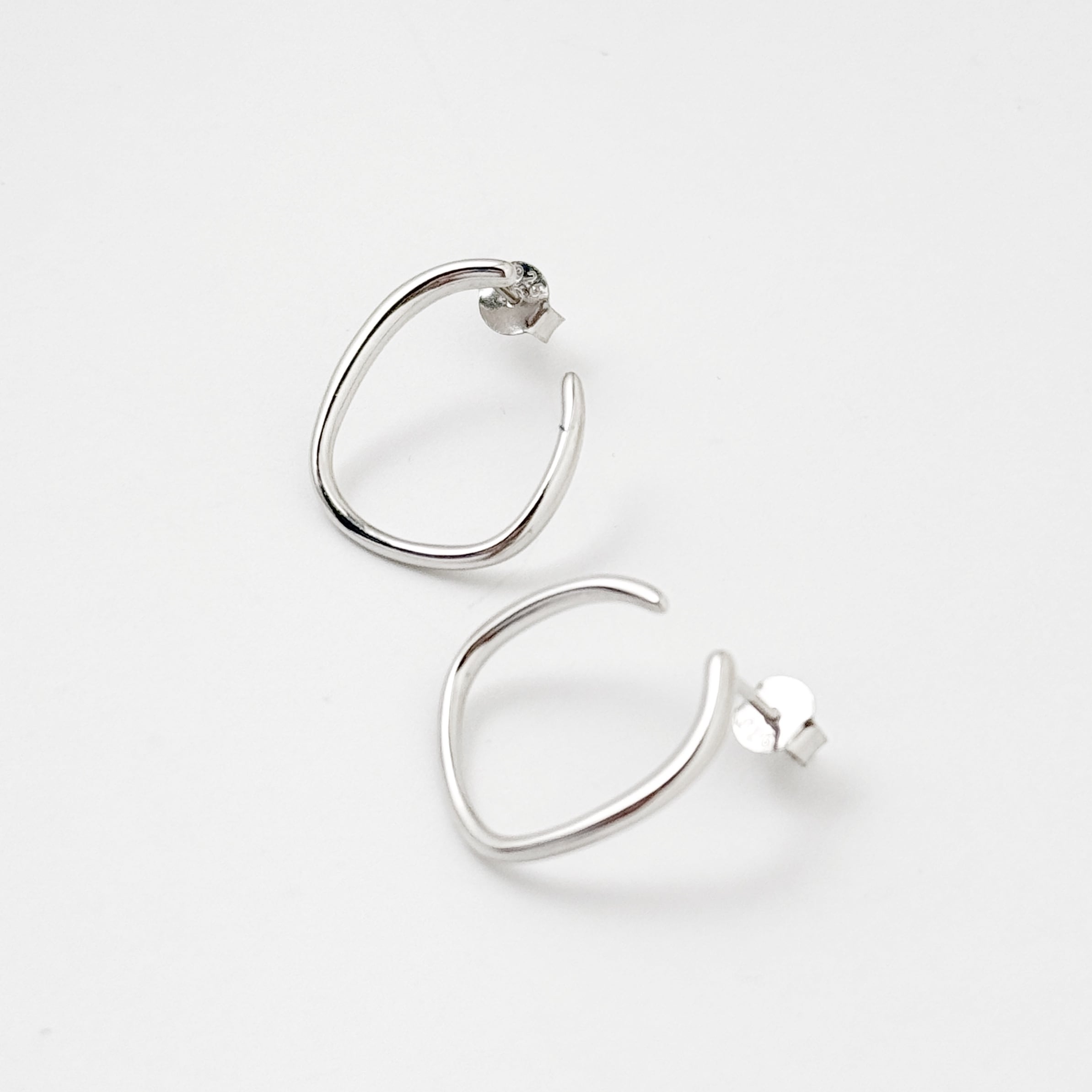 個性派 横フープ スタッドピアス Silver