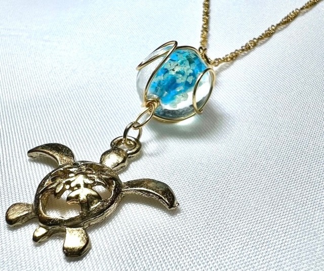 ウミガメと海いろ夜光ガラスネックレス 17エンドブルー｜旅の記憶を胸元に