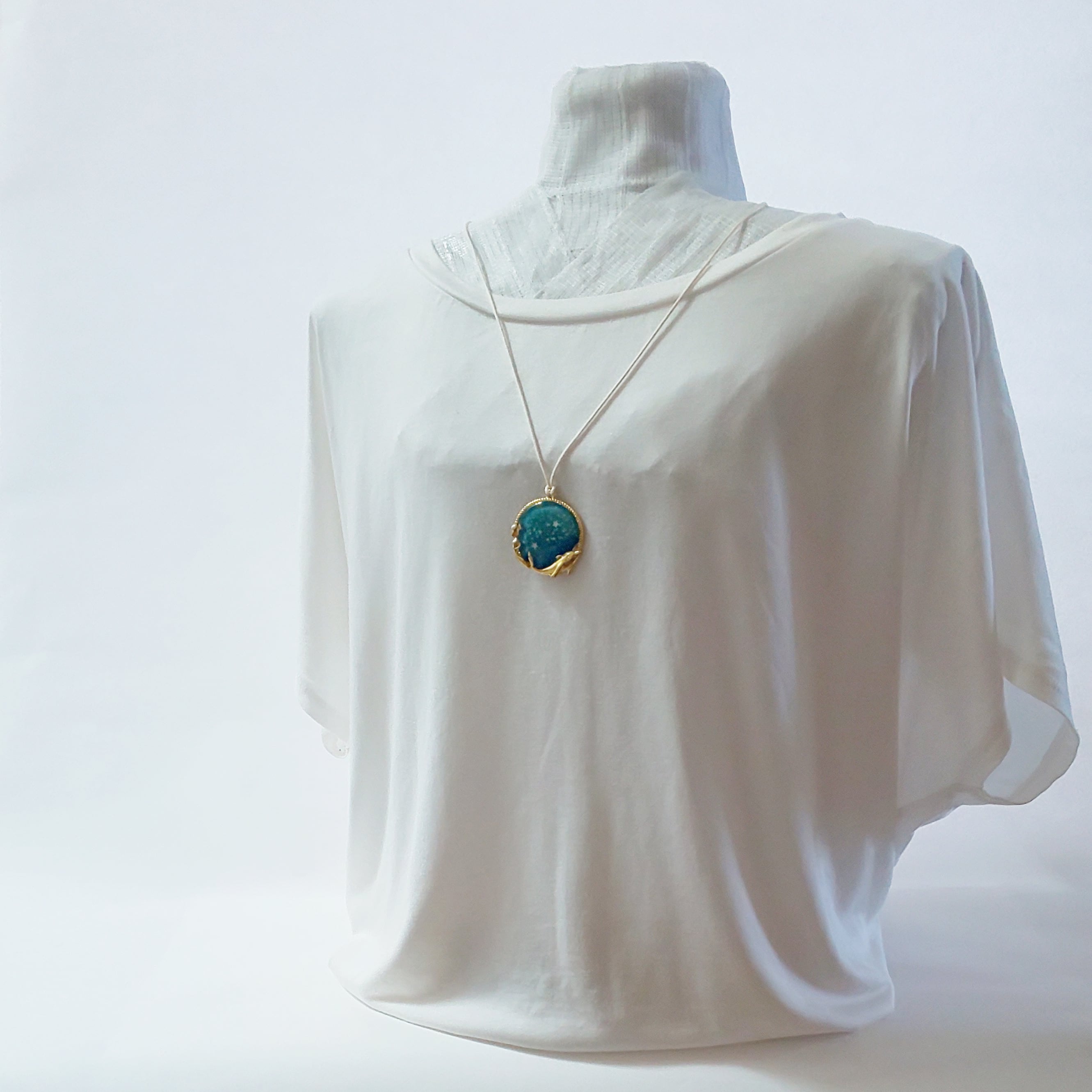 〜ニッキー様〜　レジンネックレス ニッキー様〜新作 天然石 レジンネックレス 【月猫】