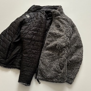 -USED- THE NORTH FACE REVERSIBLE JACKET -CHARCOAL GREY,BLACK- [GIRLS XL]