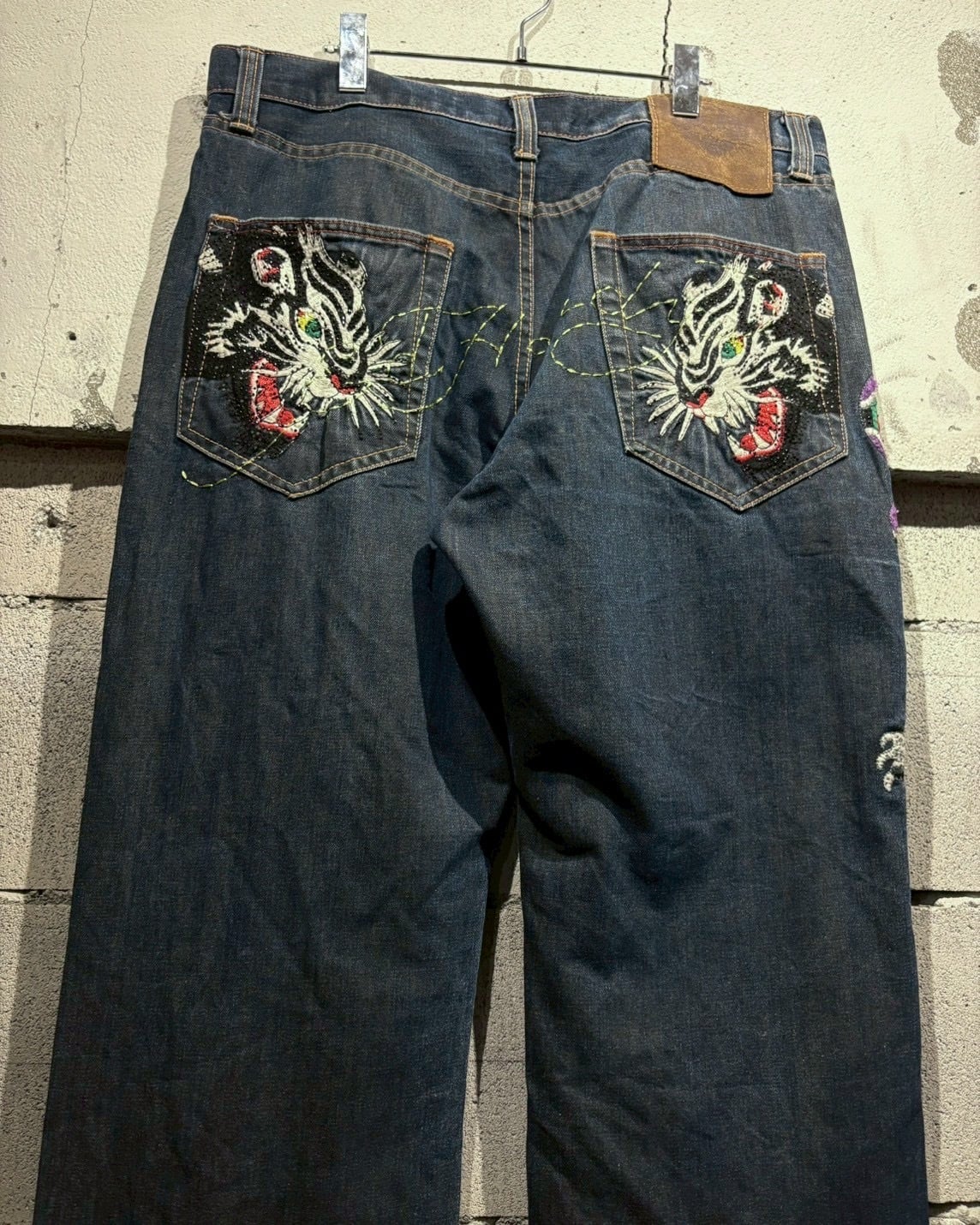 インテリアボード 木製 デニム/ジーンズ/金網/ダメージ エドハーディー Caka otto】 “Ed Hardy” Special Embroidery Denim Pants | Caka(カカ