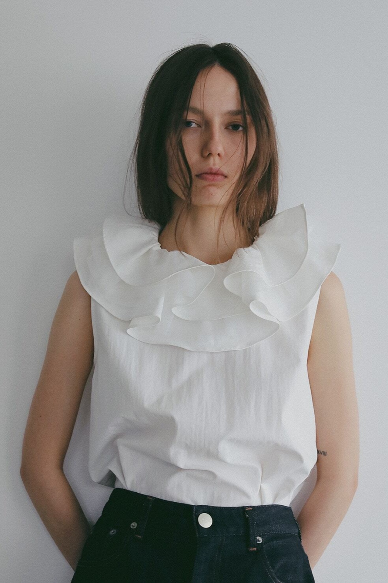 MANOF RUFFLE COLLAR BLOUSE 2色展開