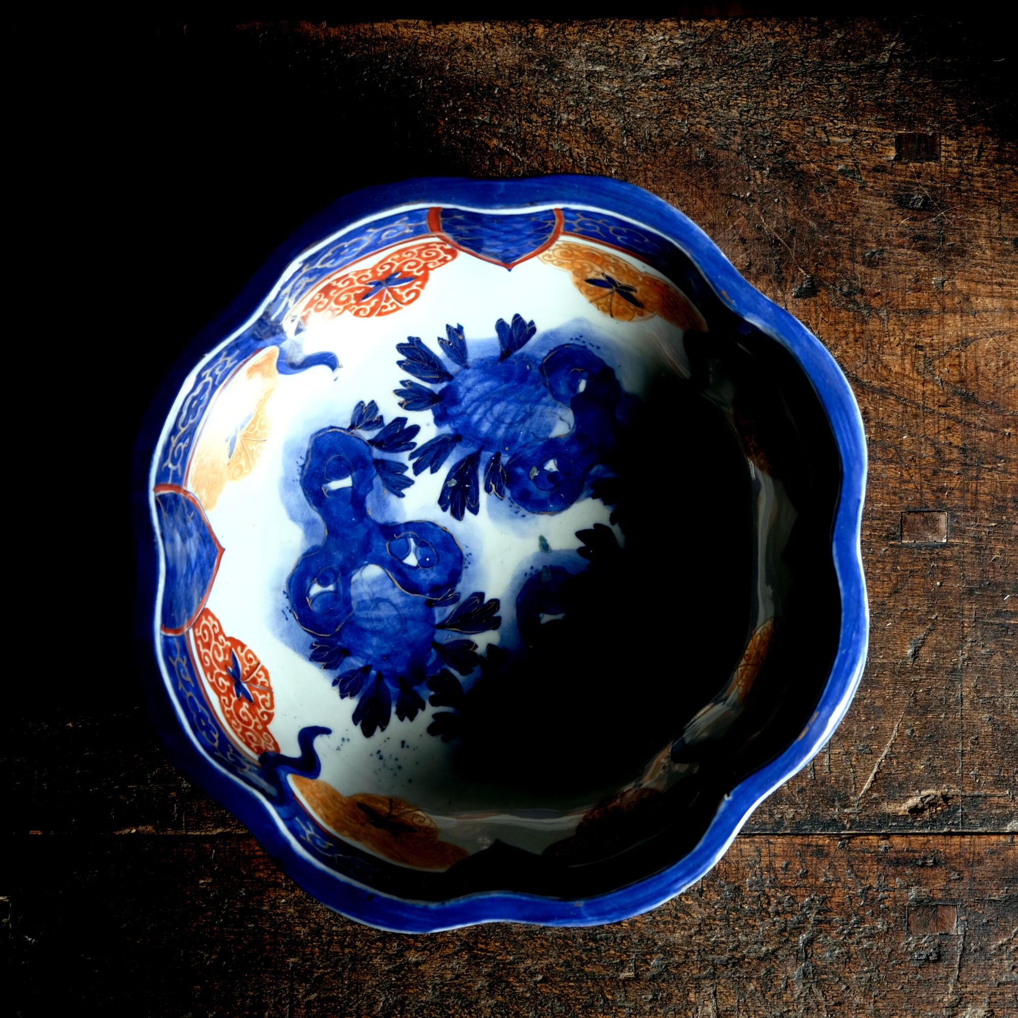 線描きで可愛い◎古伊万里 花文染付波縁深鉢 骨董品