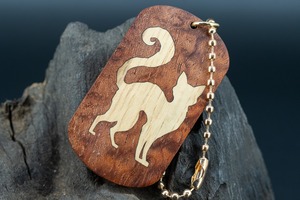 【アフリカの神宿る木】ブビンガ ドッグタグ 象嵌 探る視線