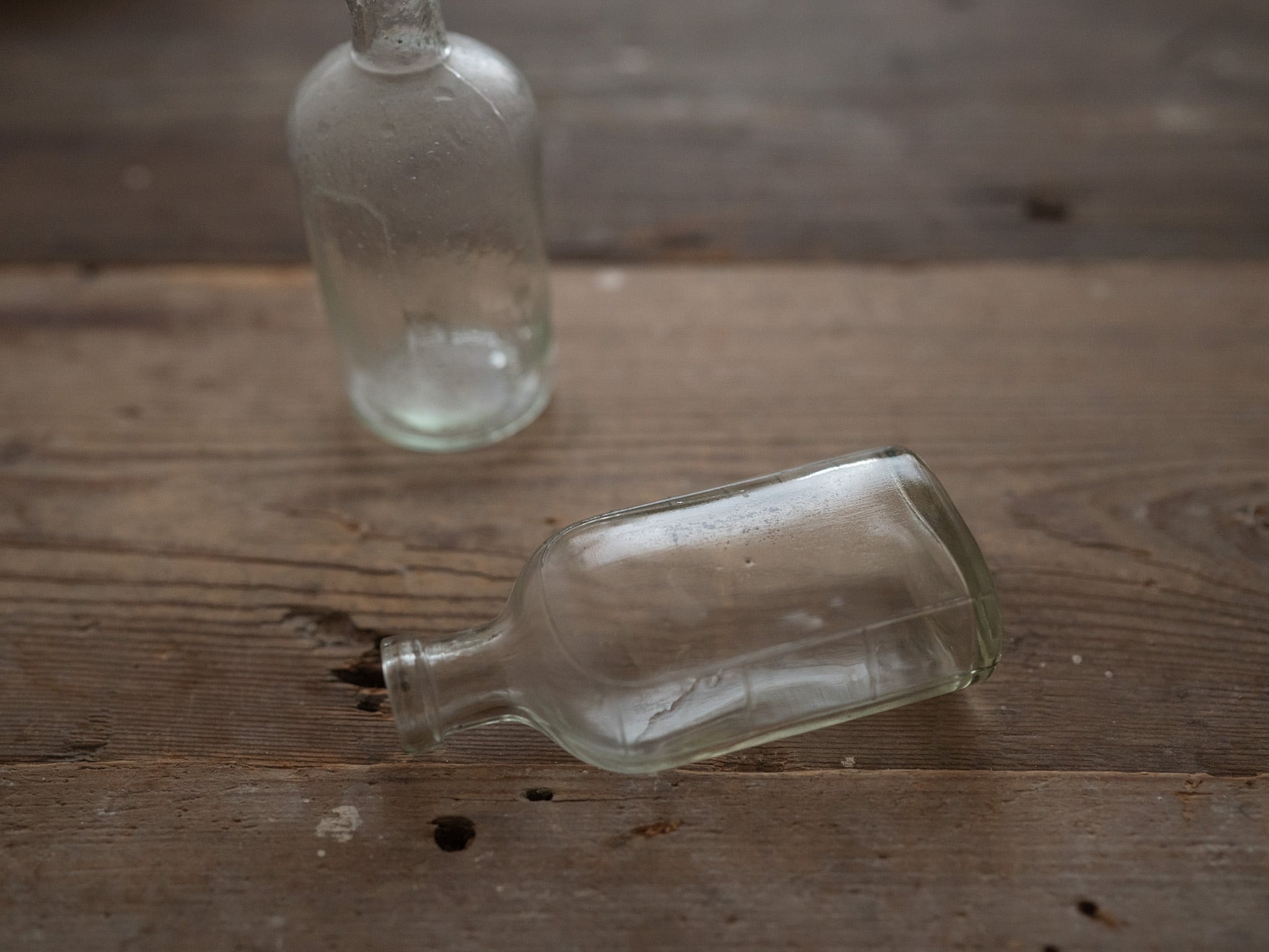 薬が入っていた小さな古いガラス瓶（A）