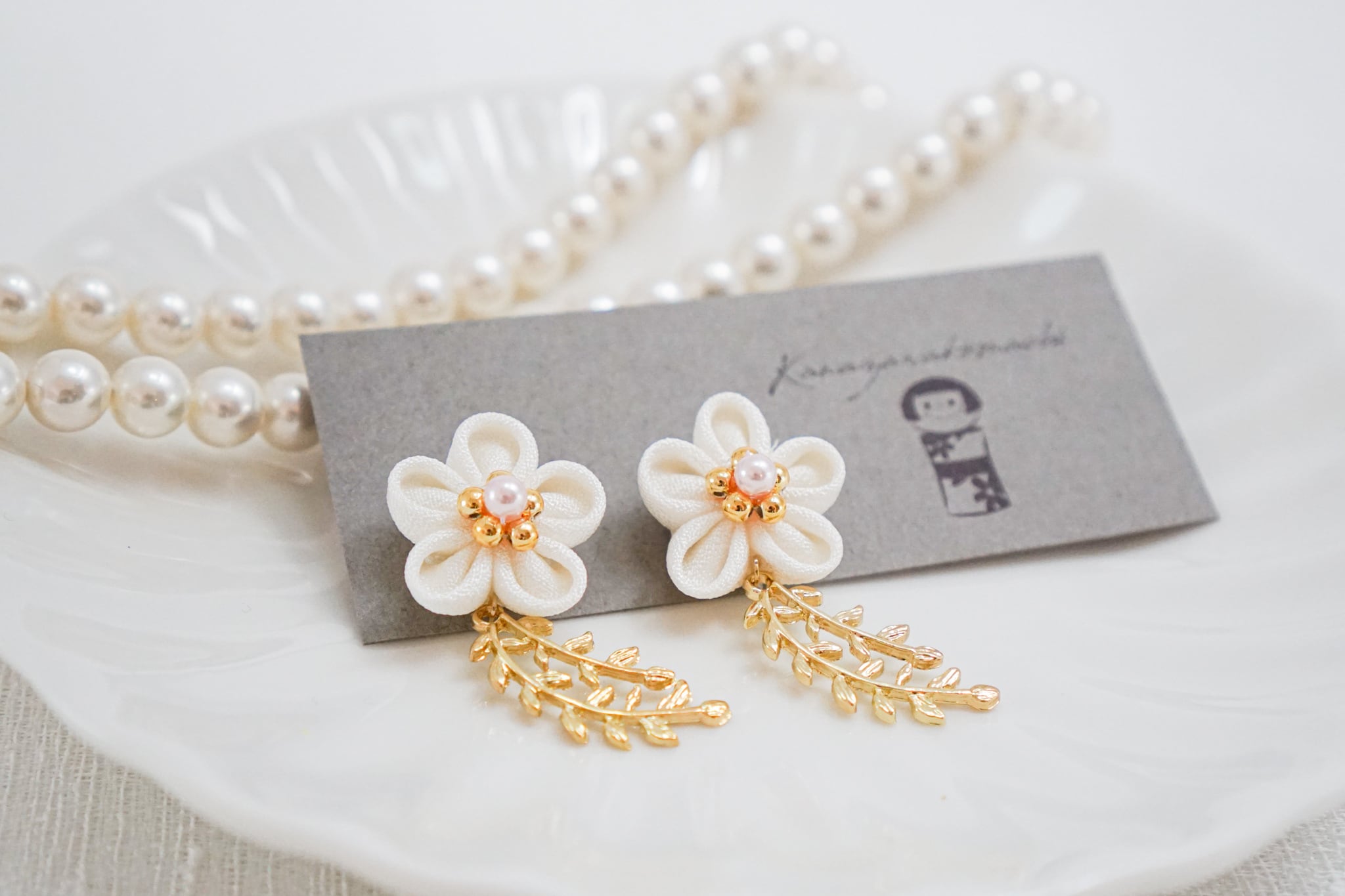 no.686 ブルー　ピアス　イヤリング　和風　つまみ細工　着物 和花と小枝 紺色 * つまみ細工 ピアス・イヤリング | 和モダン