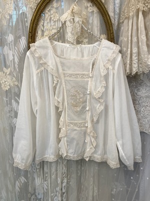 Lace blouse of Suzuran embroidery