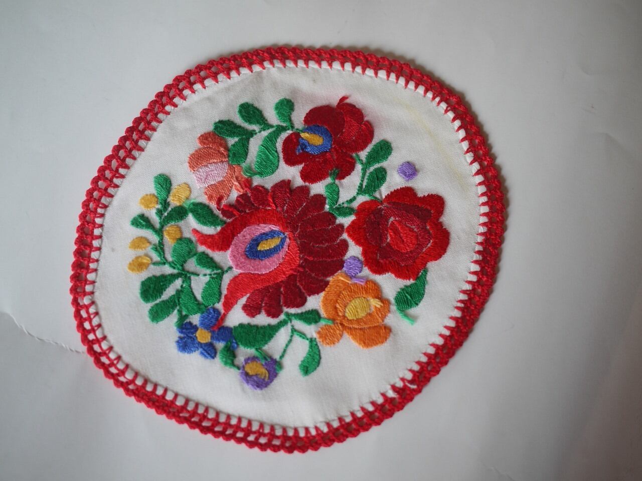 ハンガリー 白ドイリー カロチャ刺繍 こりすのパン屋 ハンガリー 白ドイリー カロチャ刺繍 こりすのパン屋